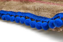 Lade das Bild in den Galerie-Viewer, Hundebett do Brasil mit Federn-Daunen-Zirbenholzspäne Füllung blau

