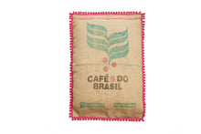 Lade das Bild in den Galerie-Viewer, Supaw Sleep Hundebett Cafe do Brasil mit Federn Daunen Zirbenholzspäne Füllung pink
