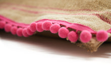 Lade das Bild in den Galerie-Viewer, Supaw Sleep Hundebett Tukan mit Heu-Zirbenholzspäne Füllung pink
